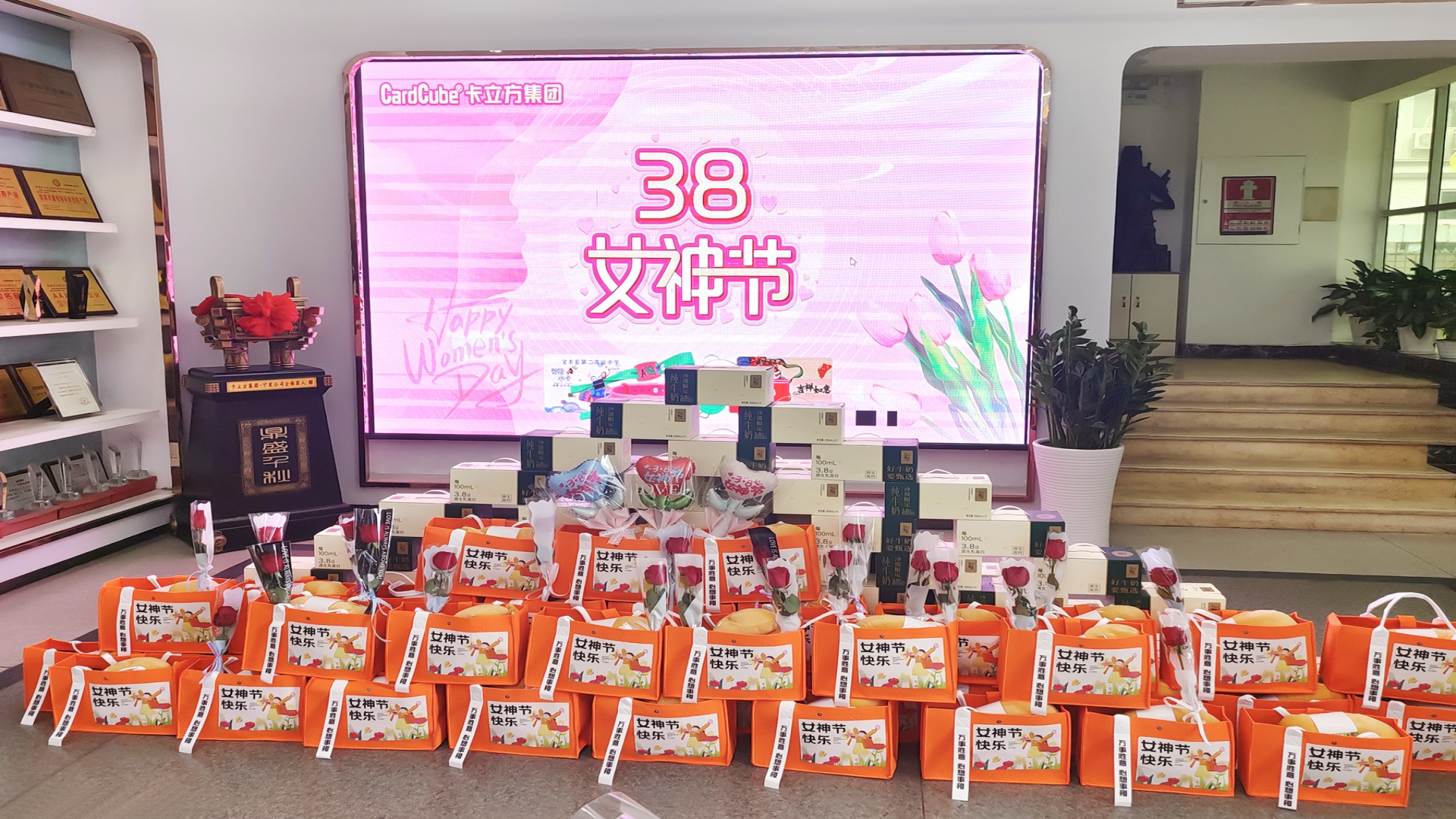 J9国际集团集团智能卡工厂腕带厂家：以花为礼，致敬每一位 “女神”